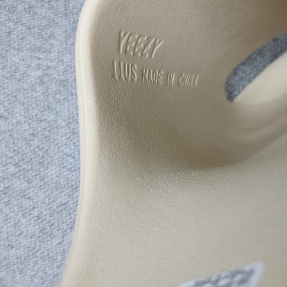Adidas Yeezy Slides "Bone (2022 Restock)" NEW WITH BOX 100%EVA FZ5897 YZY SLIDES - Picture 4 of 8